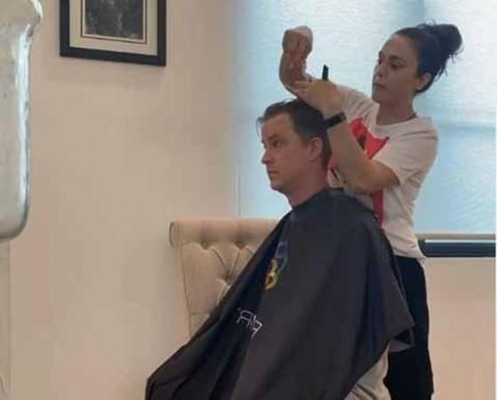 Preity Zinta cutting husband Gene Goodenough's hair Preity Zinta cutting husband Gene Goodenough's hair