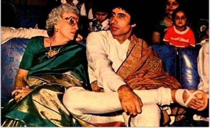 Big B with Teji Bachchan. Amitabh Bachchan with his mother Teji Bachchan