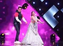 Sonu Sood and Malaika Arora recreate 'Munni Badnaam Hui' moment on India's Best Dancer
