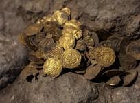 Israeli archaeologist Shahar Krispin shows gold coins, said by the Israel Antiquities Authority to date to the Abbasid dynasty, after its discovery at an archaeological site in Central Israel August 18, 2020. Picture taken August 18, 2020. Heidi Levine/Po