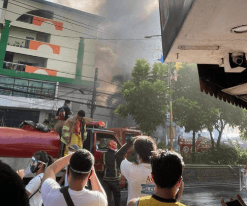 Fire breaks out on Mandaluyong (Photo: Jaymark Cagas) Mandaluyong fire