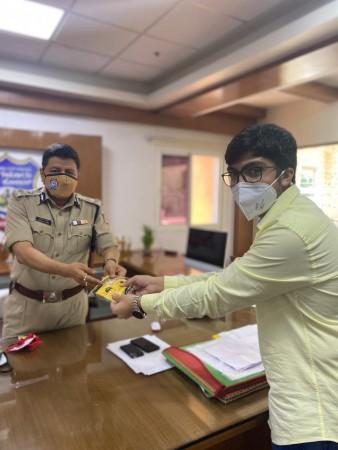 Amaan Asim handing over masks to BCP Commissioner Kamal Pant. Mask Our Warriors initiative