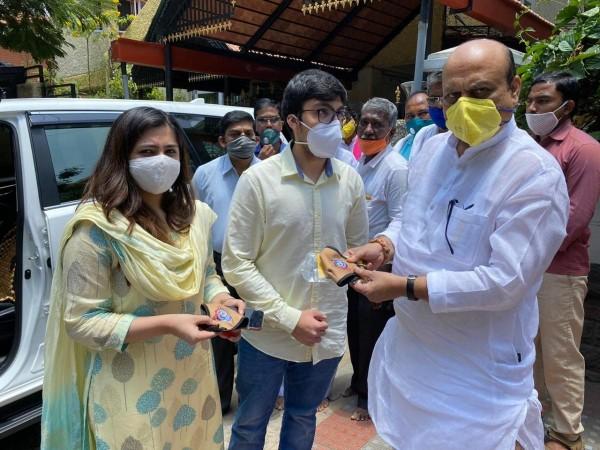 Aamina Asim and Amaan Asim of Humane Touch Trust Youth Wing with Karnataka Home Minister Bommai Mask Our Warriors initiative