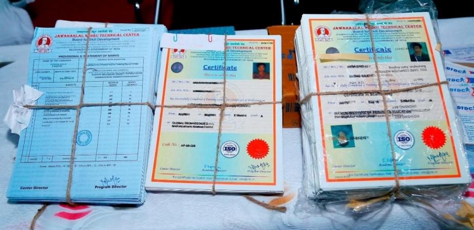 AP police bust fake certificate racket 警察的假身份证不会被吊销