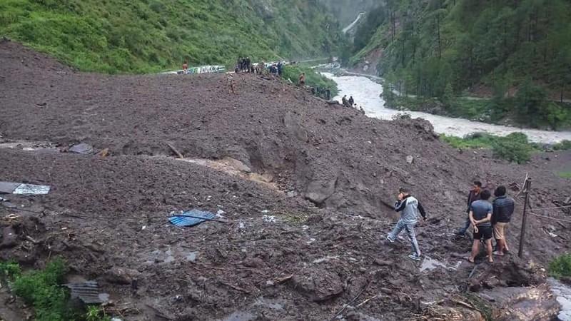 Rescuers search for survivors at the site of landslide in Timure, Rasuwa, Nepal, July 26, 2018. At least 4 people were killed and many others missing after landslides struck the small town on Wednesday midnight. (Xinhua/IANS) Release Date & Time: 2018-07-26 17:09 Rescuers search for survivors at the site of landslide in Timure, Rasuwa, Nepal, July 26, 2018. At least 4 people were killed and many others missing after landslides struck the small town on Wednesday midnight. (Xinhua/IANS) Release Date & Time: 2018-07-