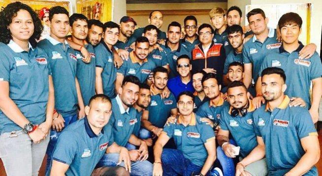 Akshay Kumar with his Bengal Warriors team Akshay Kumar with his Bengal Warriors team