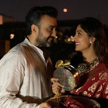 Shilpa and Raj look at each other with sieve