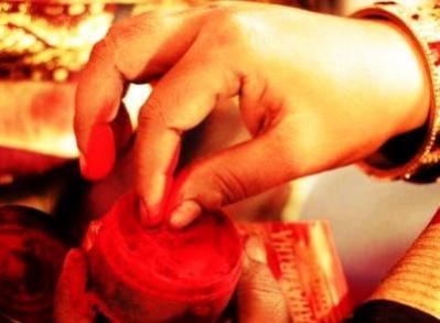 'Sindoor' contains lead or mercury compounds and can be toxic sindoor