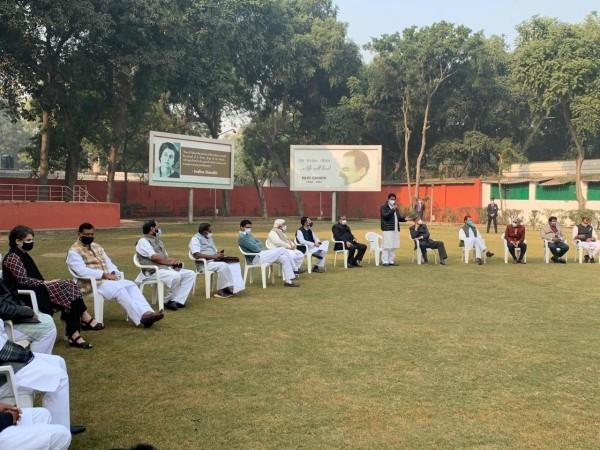 Congress MPs at party headquarters before marching towards Rashtrapati Bhawan farm laws