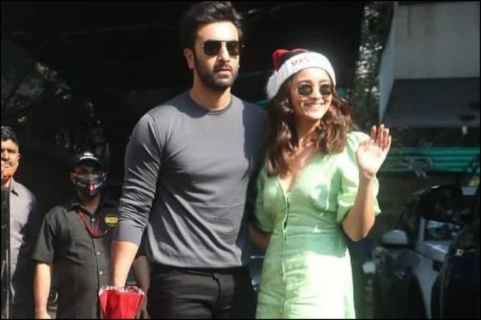 Alia Bhatt Ranbir Kapoor Spotted In Matching Outfits At Airport