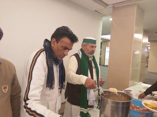 Farmers serve langar at the lunch break during talks with the government at Vigyan Bhawan in Delhi. farmer meeting