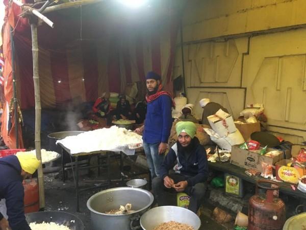 Farmer prepare langar at Ghazipur border in Ghaziabad, UP. farmer protest