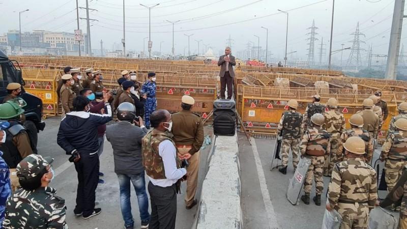 Delhi Police Commissioner SN Shrivastava addressing police personnel at Ghazipur border Delhi Police Commissioner