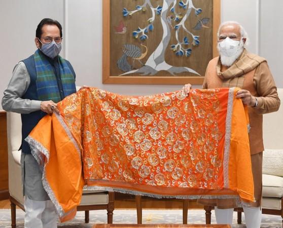 PM Modi offers chadar