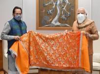 PM Modi offers chadar