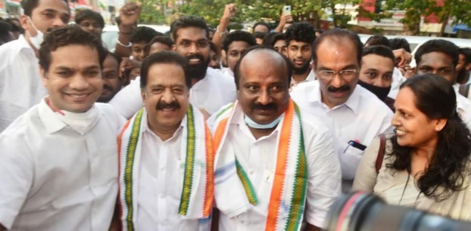 Opposition leader Ramesh Chennithala and team without masks politicians without mask