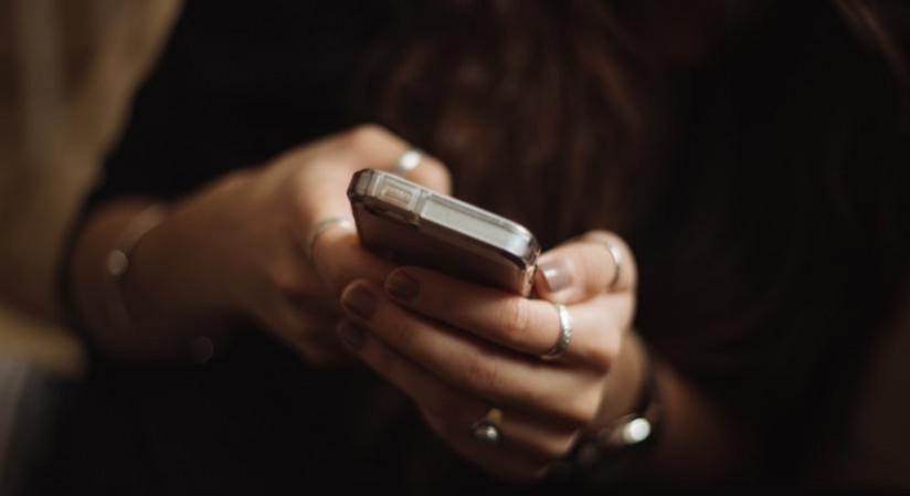 Social media FOMO actively hurts job performance: Study