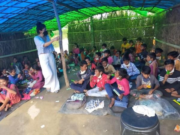 5 students are providing education to poor children under the bridge of Mayur Vihar Phase 1 of Delhi.