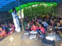 5 students are providing education to poor children under the bridge of Mayur Vihar Phase 1 of Delhi.