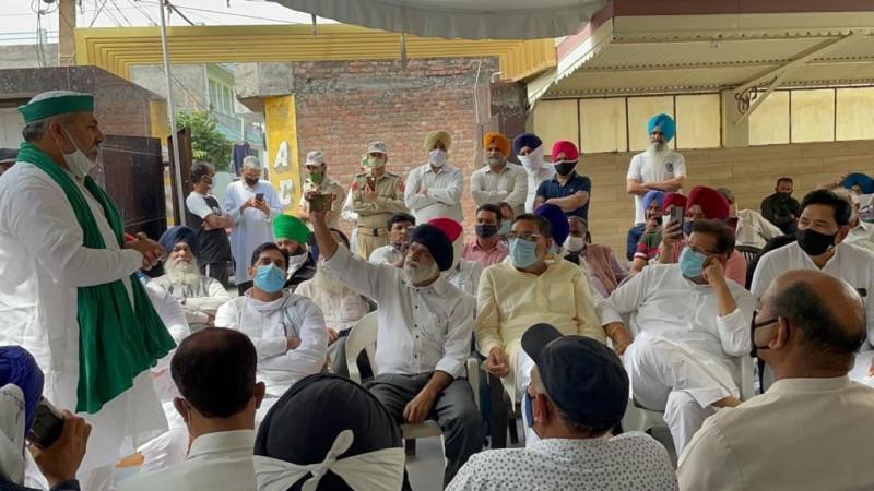 BKU leader Rakesh Tikait addressing people at Jammu BKU leader Rakesh Tikait addressing people at Jammu