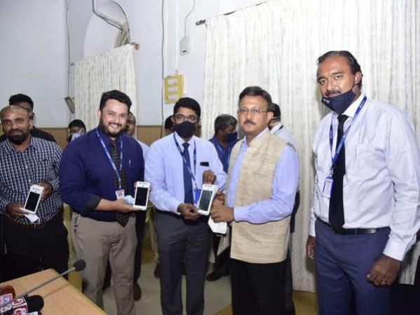 HDFC Bank hands over 100 PoS machines to collect fines; BBMP chief poses without mask