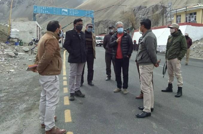Deputy Commissioner Leh, Srikant Suse giving directions to officers regarding sealing of all entry points.