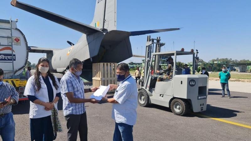Officers of CSIR-IIIM Jammu handing over equipment to representative of Ladakh Officers of CSIR-IIIM Jammu handing over equipment to representative of Ladakh