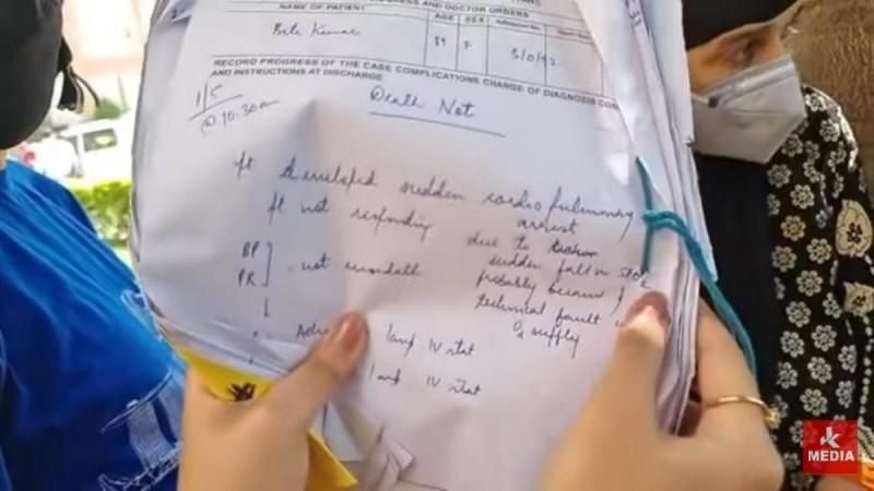 A family member of a COVID patient showing 'death note' issued by the hospital authorities social Family member of a COVID patient showing 'death note' issued by the hospital authoriteis