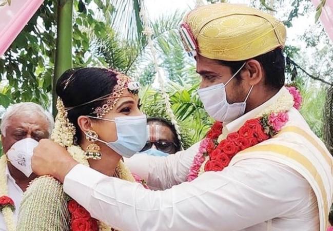 Here is the first picture of Chandan Kumar and Kavitha Gowda's wedding. Chandan Kumar, Kavitha Gowda Marriage