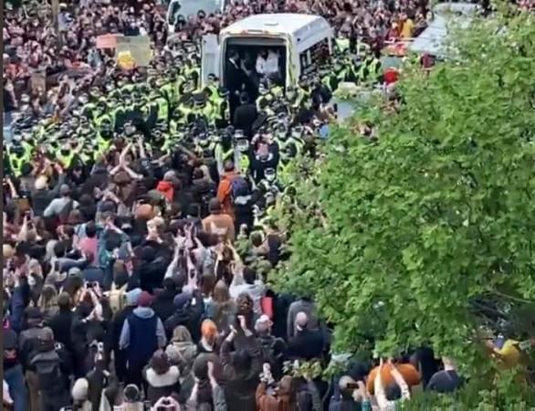 Scotland police frees 2 indian immigrants from detention van