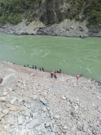 Rescue teams trying to retrive bodies of migrants