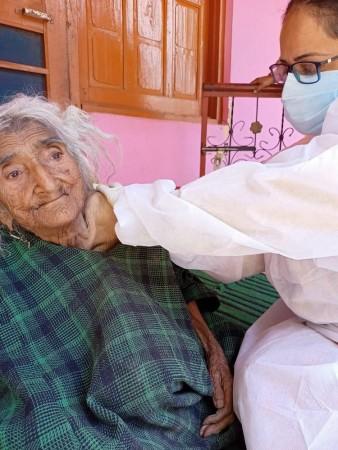 124-year-old Rehtee Begum taking a jab at Baramulla district of Jammu and Kashmir 124-year-old Rehtee Begum taking a jab at Baramulla district of Jammu and Kashmir