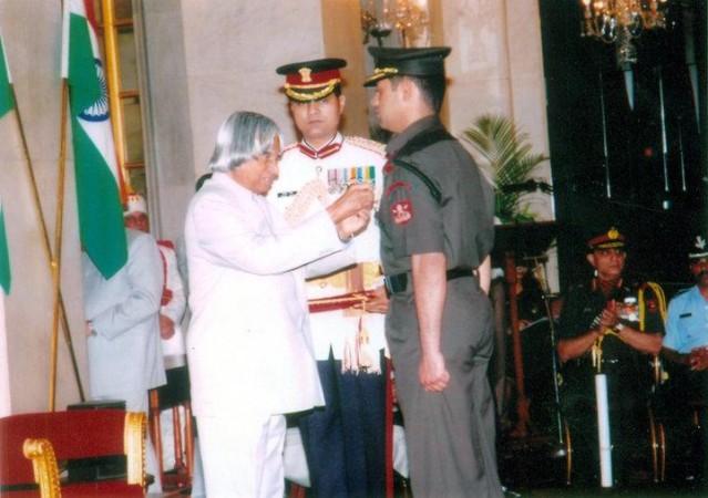 Captain Sumit Kohli receiving Shaurya Chakra in 2004 Indian Army