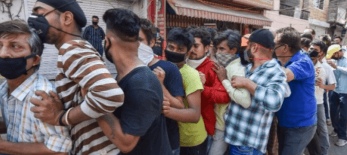Social distancing goes for a toss, uncontrolled rush of people outside a wine shop in Jammu Physical distancing go for a toss, uncontrolled rush of people outside a wine shop in Jammu