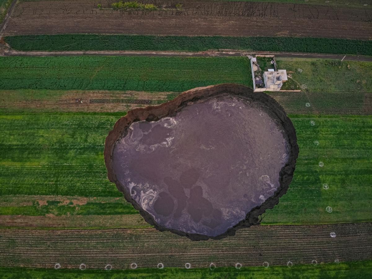 Huge Mystery Sinkhole In Mexico Growing Creates Panic And Fear