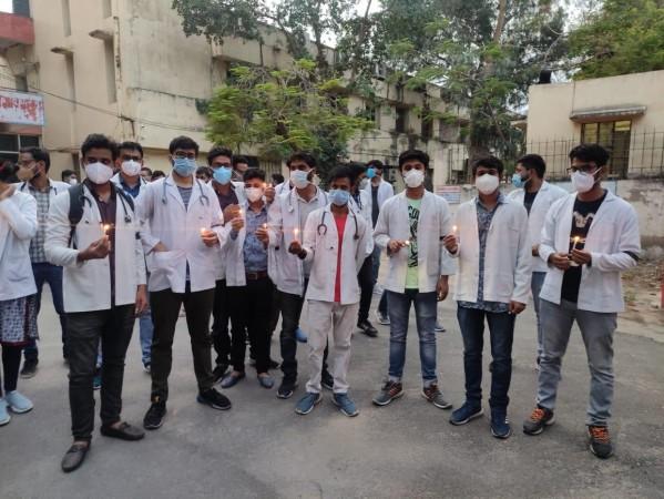 doctors holding protest