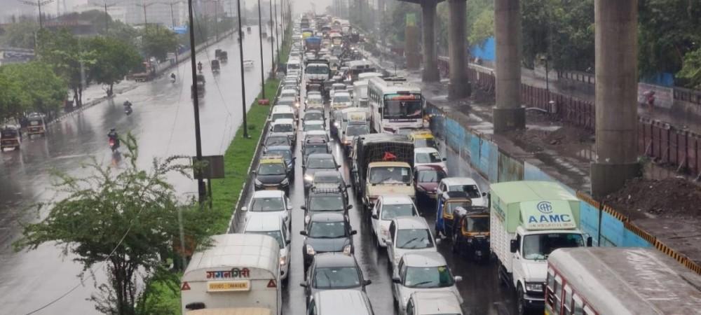 Mumbai traffic hit by monsoon rains