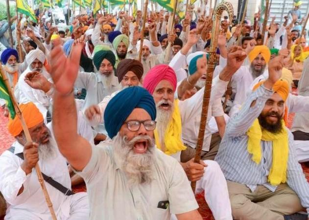 agitating farmers
