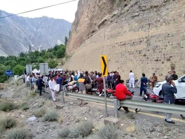 Demanding construction of road, natives of PoJK staging a dharna at Karakorum highway Demanding construction of road, natives of PoJK staging a dharna at Karakorum highway