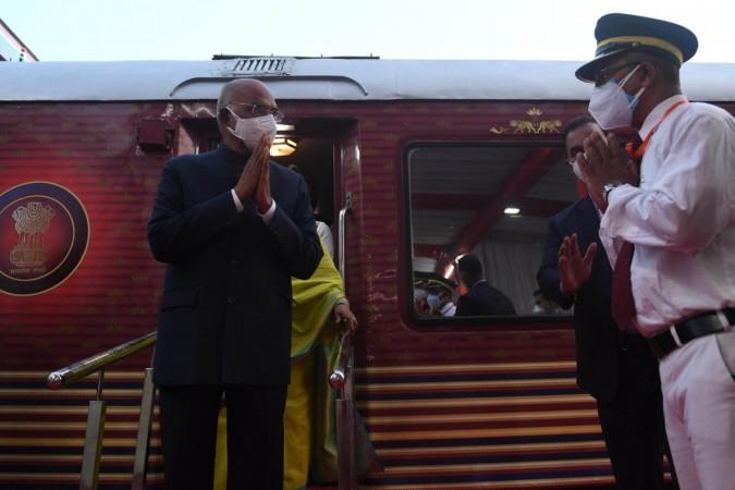 The President greets railway personnel upon reaching Kanpur Dehat The President greets a railway personnel upon reaching Kanpur Dehat