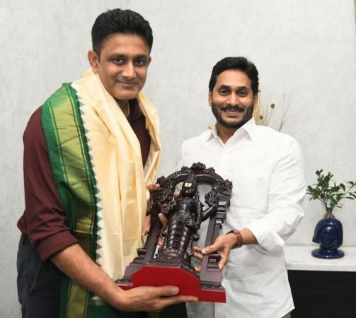 Cricketer Anil Kumble meets Andhra CM, discusses sports univ