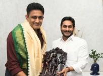 Cricketer Anil Kumble meets Andhra CM, discusses sports univ