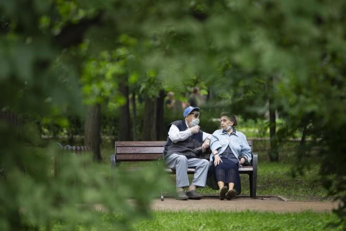 Moscow, July 4, 2020 (Xinhua) -- An elderly couple relax on a bench at a park in Moscow, Russia, on July 4, 2020. Russia added 6,632 new COVID-19 cases, raising its total number of infections to 674,515, its coronavirus response center said in a statement Saturday. (Photo by Alexander Zemlianichenko Jr/Xinhua/IANS) Elderly