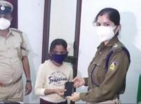 K'taka police return late mother's cell phone to daughter.