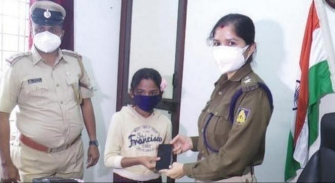 K'taka police return late mother's cell phone to daughter.