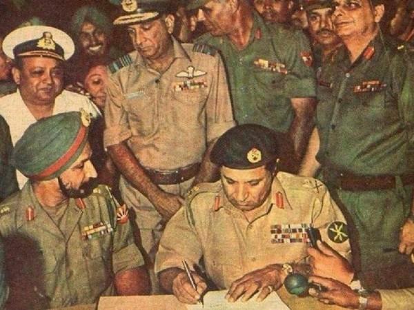 The picture of Pakistani Army surrendering to the Indian Army during 1971 War Indian Army
