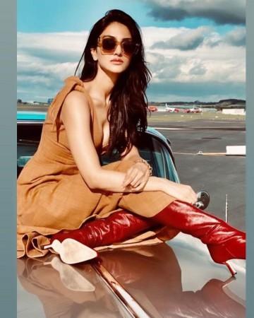 Vaani Kapoor who played an MTNL employee shared a BTS moment from the film on social media Vaani Kapoor shared a BTS moment on Twitter today