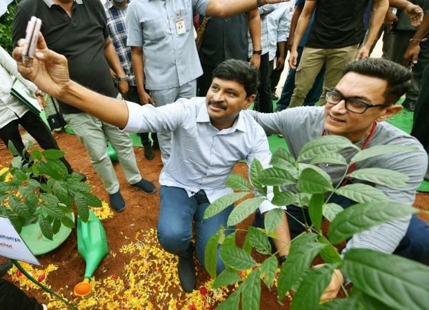 Aamir Khan takes part in 'Green India Challenge' Aamir Khan takes part in 'Green India Challenge'