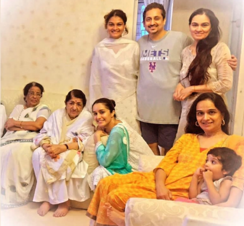 Actor Shraddha Kapoor, Padmini Kolhapure, Tejaswini Kolhapure with 'aaji' Lata Mangeshkar Actors Shraddha Kapoor, Padmini Kolhapure, Tejaswini Kolhapure with 'aaji' Lata Mangeshkar