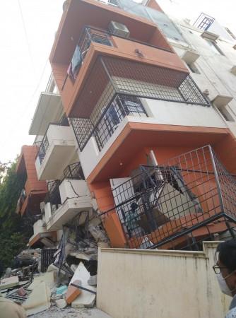 Photo of the collapsed building at Kasturi Nagar